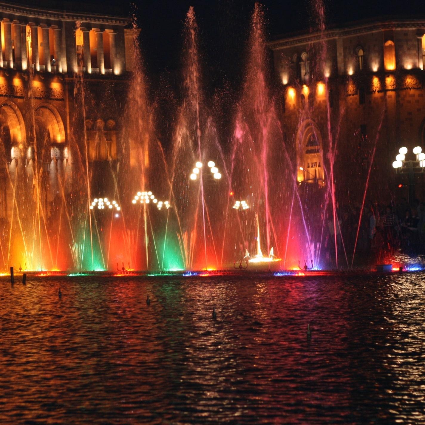Dancing_Fountains_in_Republic_Square,_Yerevan,_Armenia-min